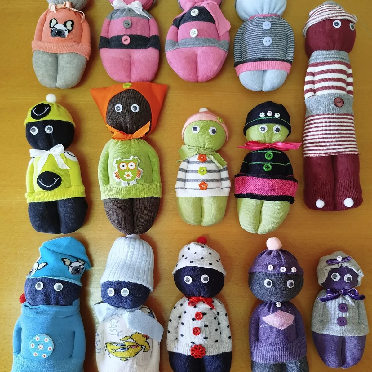 Oficina solidária de bonecos de meias